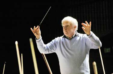 Slatkin rehearsing